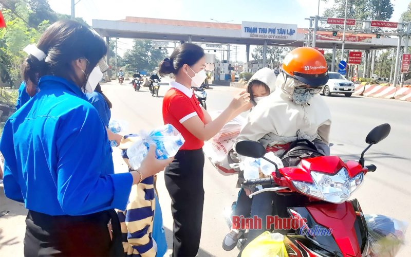 Đường xuân “mát ngọt” tình người