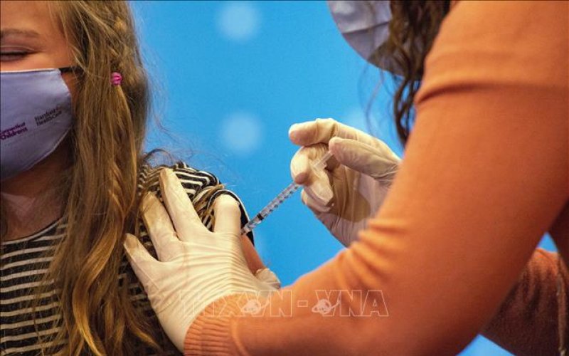 FDA đề xuất ti&ecirc;m ph&ograve;ng COVID-19 một liều mỗi năm