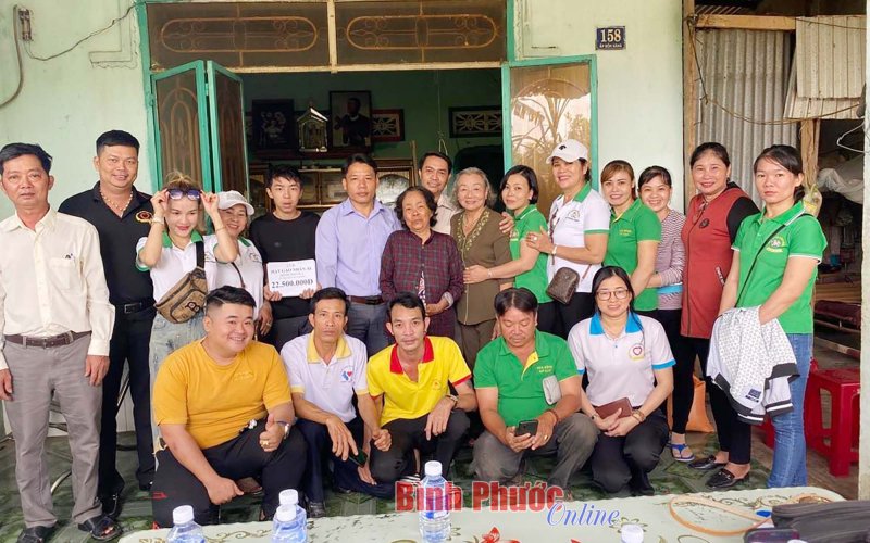 Gần 150 triệu đồng trao tặng gia đình em Đỗ Văn Phong