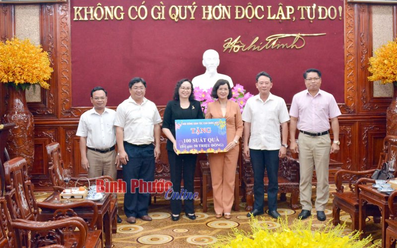 Hội đồng Dân tộc Quốc hội tặng 100 phần quà cho Bình Phước