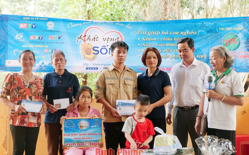 ‘Khát vọng sống’ trao 210 triệu đồng cho gia đình anh Nguyễn Kim Trọng