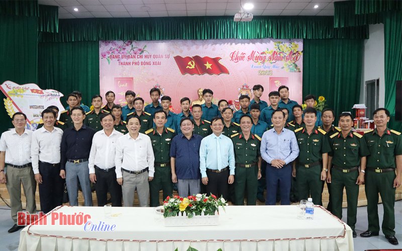 Lãnh đạo Đồng Xoài chúc tết, động viên lực lượng làm nhiệm vụ đêm giao thừa