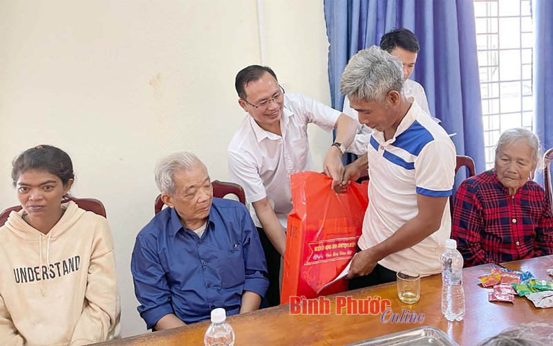 Lãnh đạo huyện Bù Đăng thăm, chúc tết đảng viên cao tuổi, gia đình chính sách