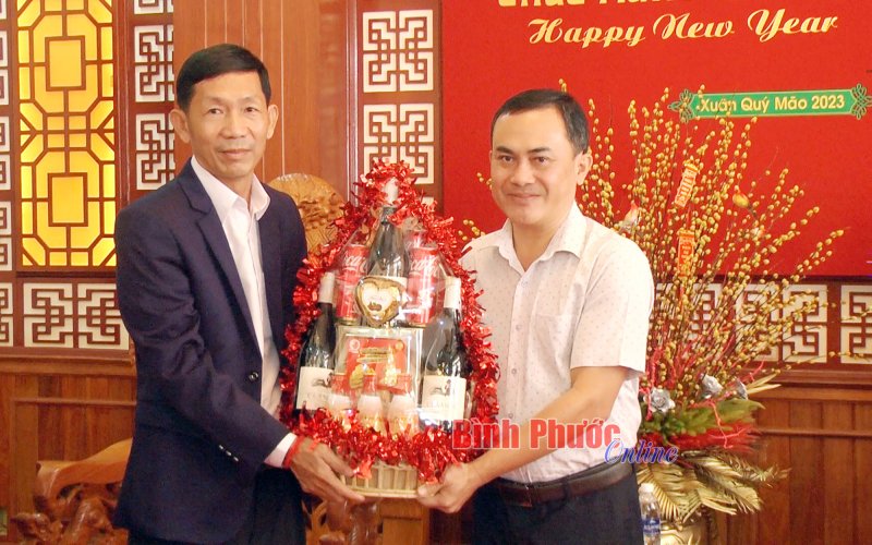 Lãnh đạo huyện Snuol, Vương quốc Campuchia chúc tết huyện Lộc Ninh