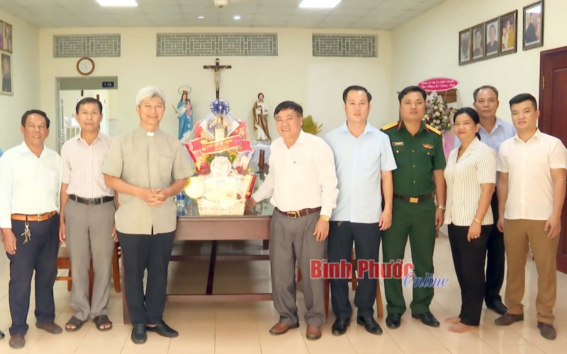 Lãnh đạo thị xã Chơn Thành thăm, chúc tết các cơ sở tôn giáo