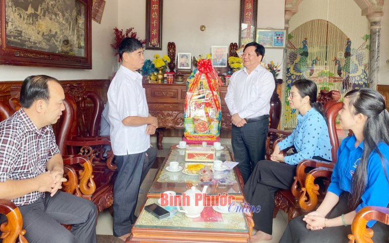 Lãnh đạo tỉnh chúc tết, tặng quà tại Phước Long