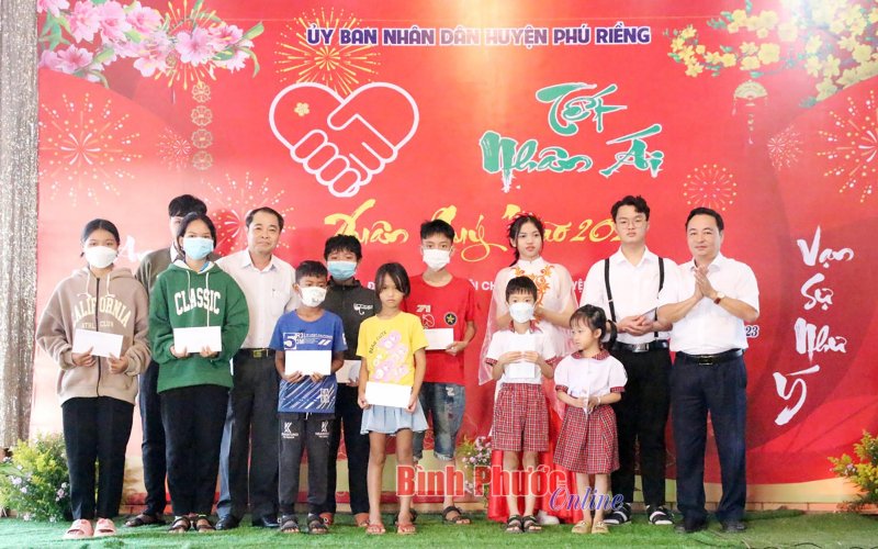 Người dân Phú Riềng sắm tết ở “siêu thị” 0 đồng