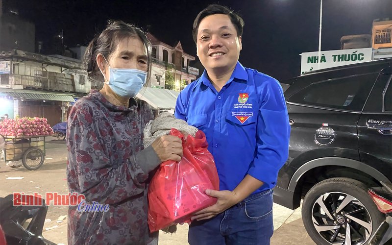 “Những trái tim ấm” trao yêu thương