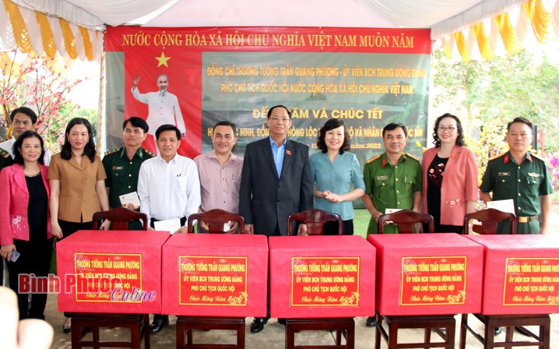 Phó Chủ tịch Quốc hội Trần Quang Phương tặng quà tết tại Chơn Thành và Lộc Ninh