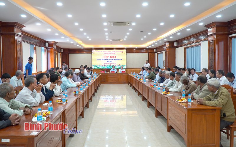 Phú Riềng họp mặt chức sắc tôn giáo, già làng, người có uy tín năm 2023