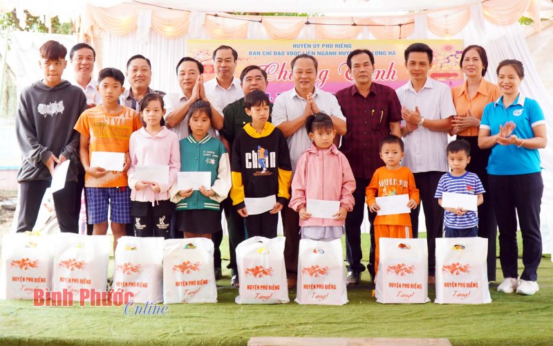 Phú Riềng: Vui tươi, ấm áp, nghĩa tình Tết quân - dân