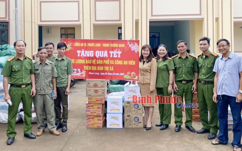 Phước Long: Gặp mặt, tặng quà tết lực lượng bảo vệ dân phố, công an viên