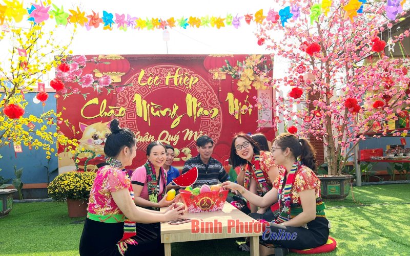 Rộn r&agrave;ng kh&ocirc;ng kh&iacute; tết nơi bi&ecirc;n giới