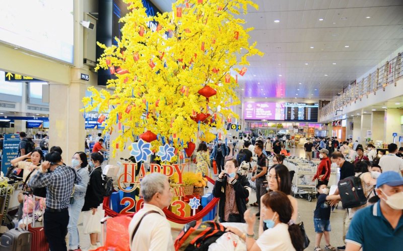 Sân bay Tân Sơn Nhất đông nghẹt người dân về quê đón Tết