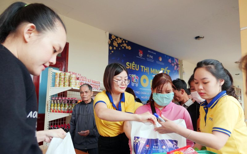 “Siêu thị mini tết 0 đồng” hỗ trợ lao động nghèo đón tết