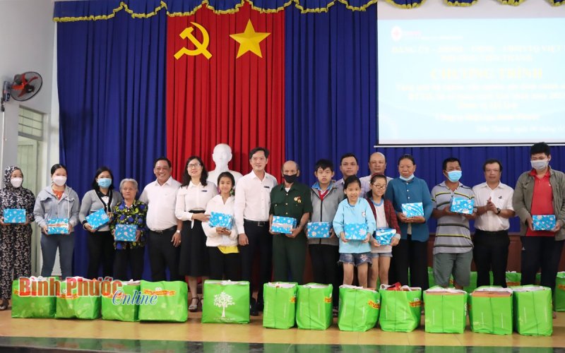 Tặng 120 phần quà tết cho các hộ gia đình có hoàn cảnh khó khăn