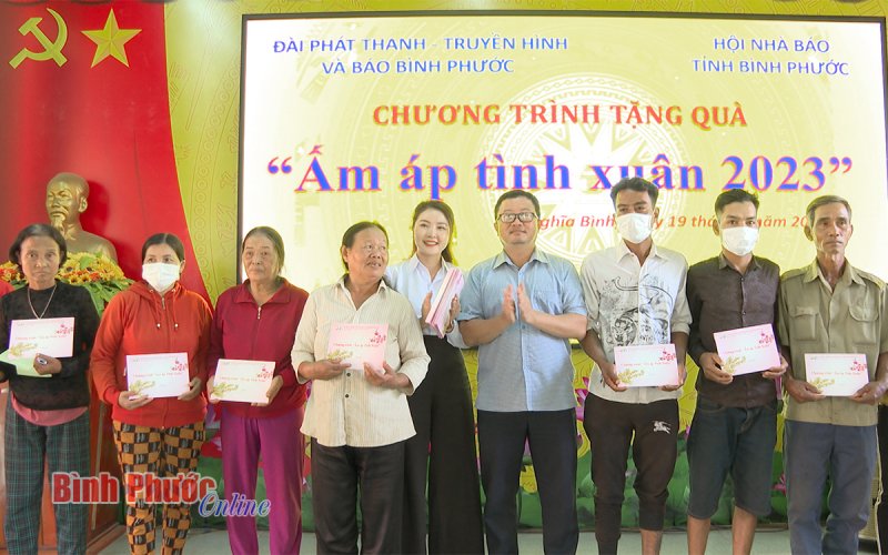Tặng 90 phần quà “Ấm áp tình Xuân 2023” tại Bù Đăng và Đồng Phú