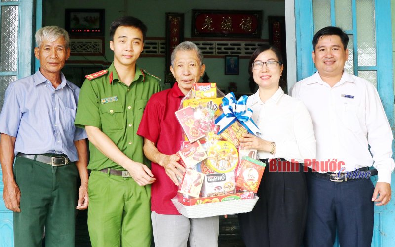 Tặng quà tết cho bà con khó khăn ở huyện Bù Gia Mập