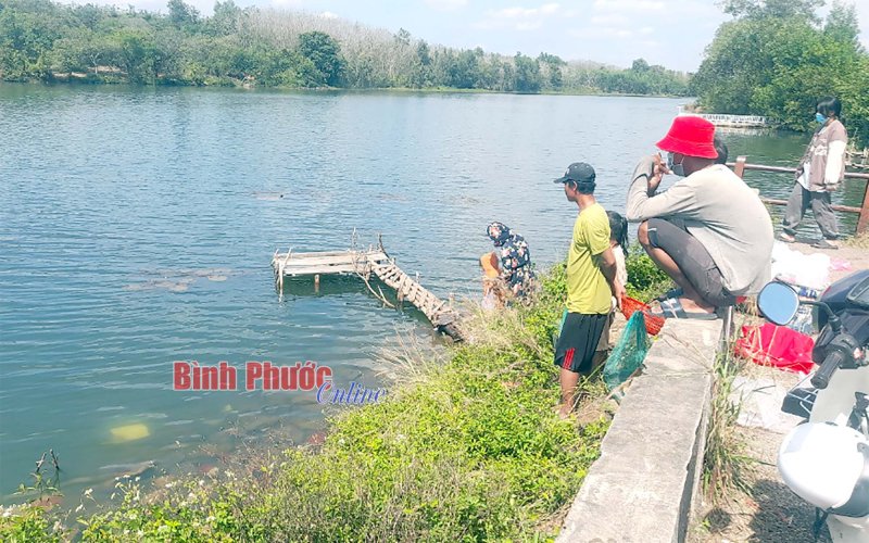 Thả c&aacute; ch&eacute;p tiễn &ocirc;ng T&aacute;o về trời, nhiều người xả r&aacute;c bừa b&atilde;i xuống l&ograve;ng hồ