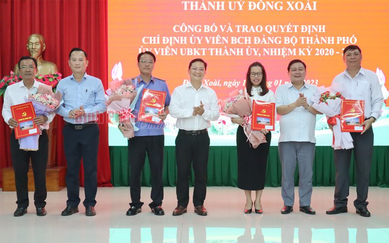 Thành ủy Đồng Xoài công bố các quyết định về công tác cán bộ