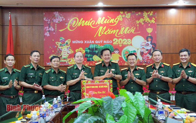 Thứ trưởng Bộ Quốc phòng Võ Minh Lương thăm, chúc tết Bộ đội Biên phòng Bình Phước