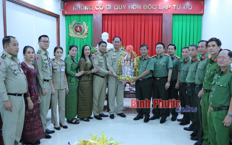 Ty Công an tỉnh Mundulkiri, Kampong Cham thăm, chúc tết Công an tỉnh Bình Phước