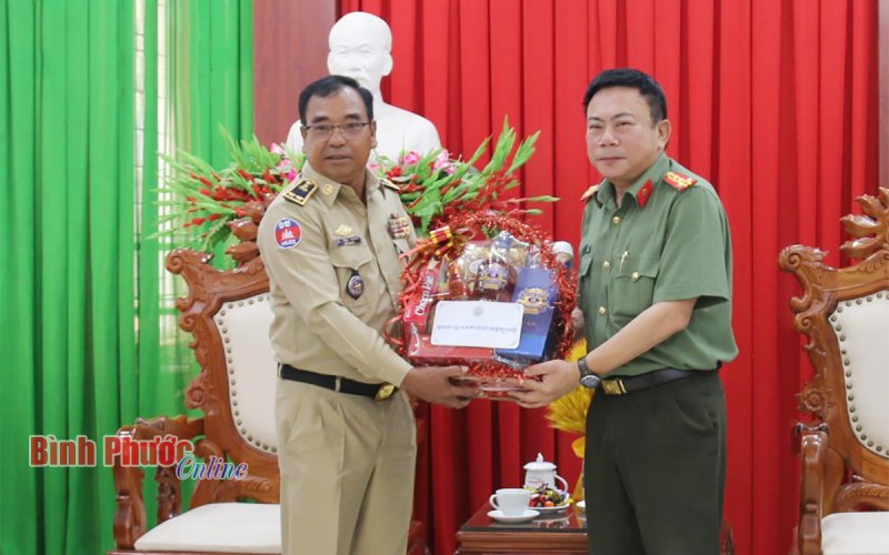 Ty Công an các tỉnh Kratie, Tbong Khmum chúc tết Công an tỉnh Bình Phước