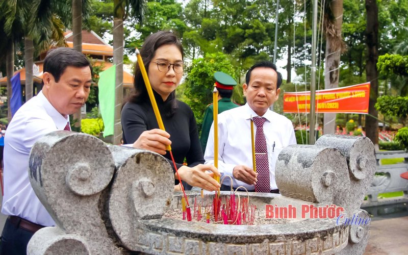 Viếng Nghĩa trang liệt sĩ kỷ niệm 48 năm Ngày giải phóng Phước Long