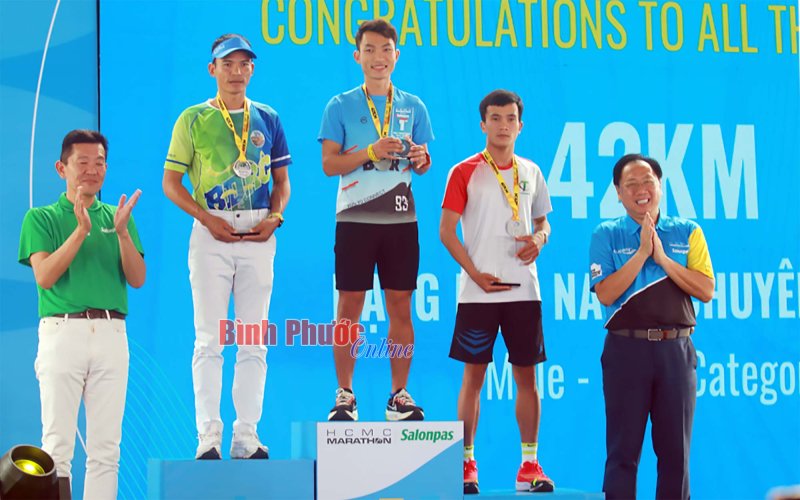 “Vua” leo núi Bà Rá Hoàng Nguyên Thanh tiếp tục đăng quang Giải Marathon TP.HCM 2023