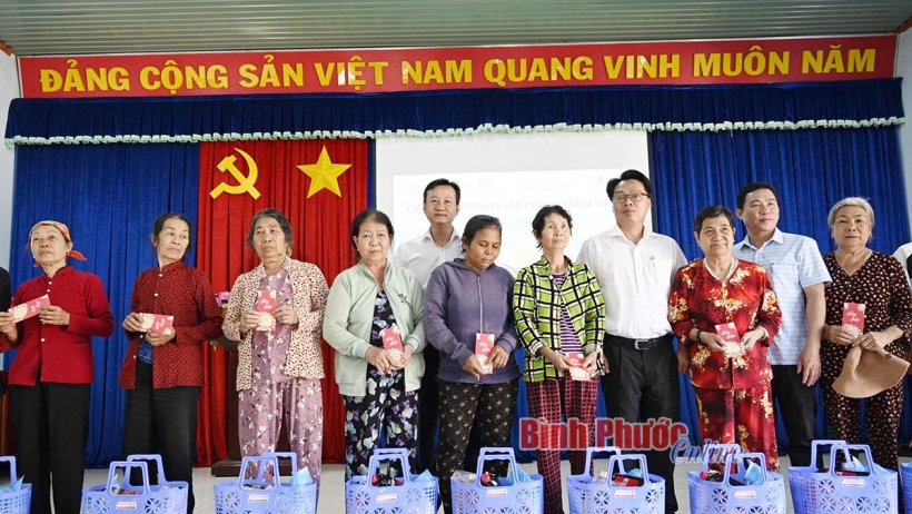 100 phần quà “Ấm áp tình xuân” đến với huyện Bù Gia Mập