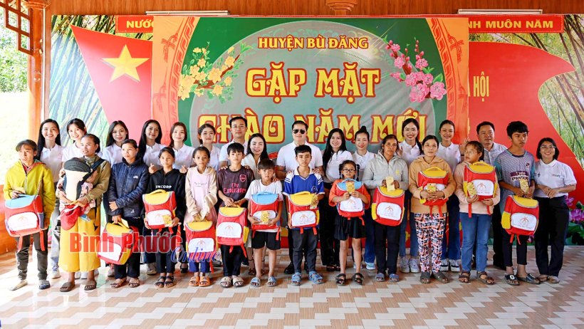 100 phần quà trao tặng học sinh nghèo đón Tết