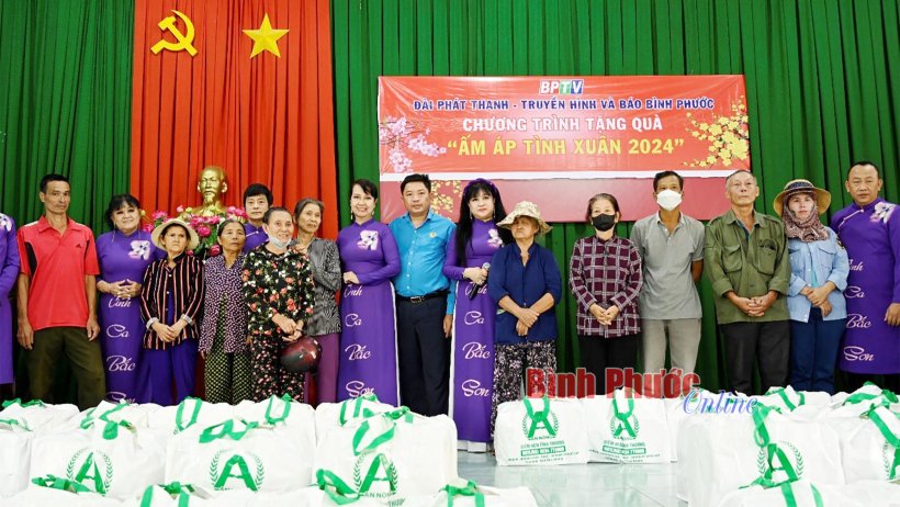 150 phần quà “Ấm áp tình xuân” đến với người dân xã Thuận Lợi, Bình Sơn