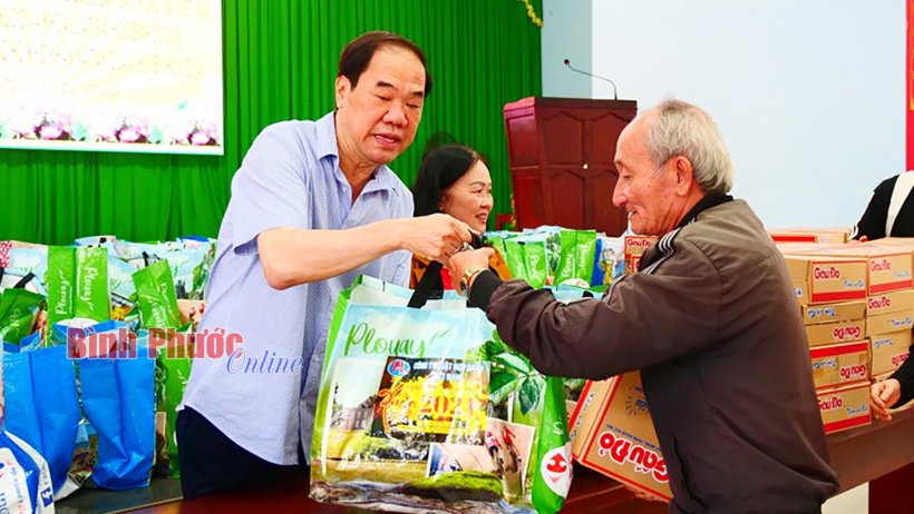 200 phần quà “Ấm áp tình xuân” tặng người dân khó khăn tại Hớn Quản