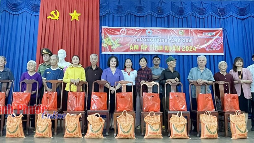 200 phần quà "Ấm áp tình xuân” trao tại huyện Đồng Phú