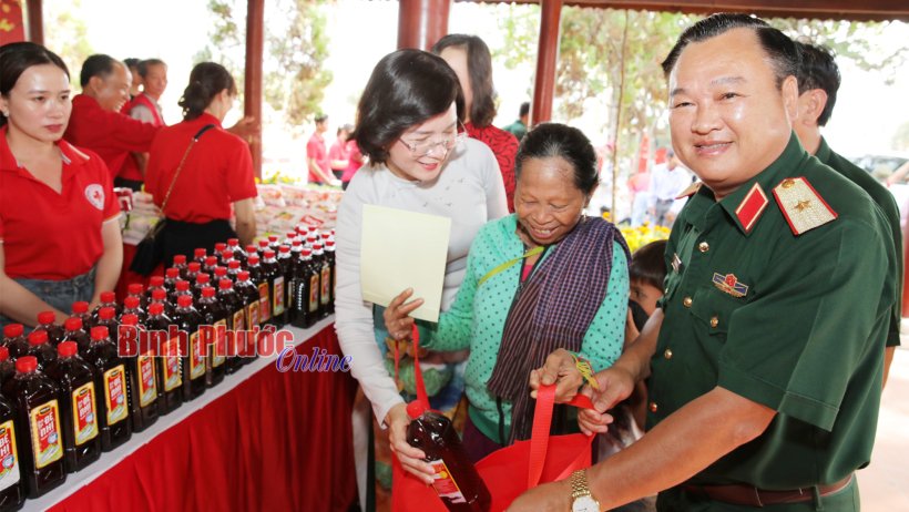 Ấm áp phiên “Chợ xuân 0 đồng - lan tỏa yêu thương” tại huyện biên giới Lộc Ninh