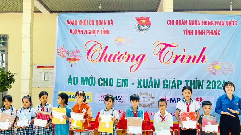 “Áo mới cho em” đem tết sớm về vùng biên