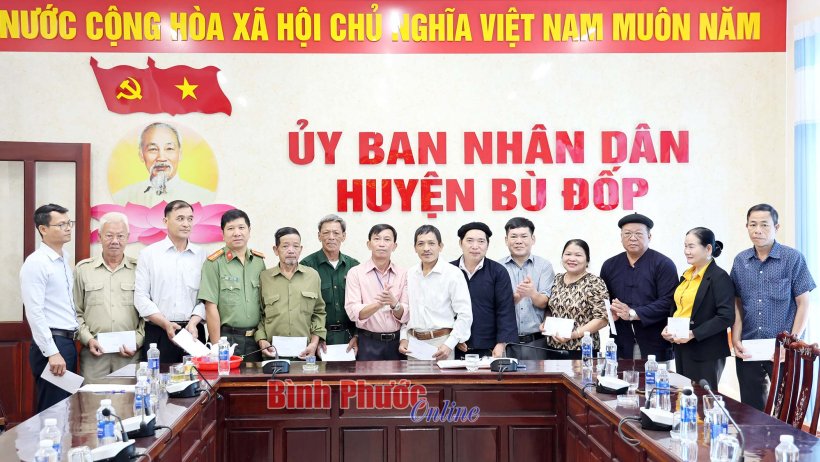 Ban Dân tộc tỉnh Bình Phước tặng quà tết ở Bù Đốp, Bù Gia Mập, Bù Đăng