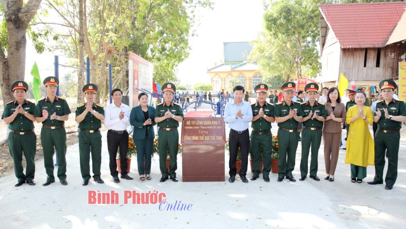 Bàn giao công trình thể dục - thể thao và nhà đồng đội tại Lộc Ninh