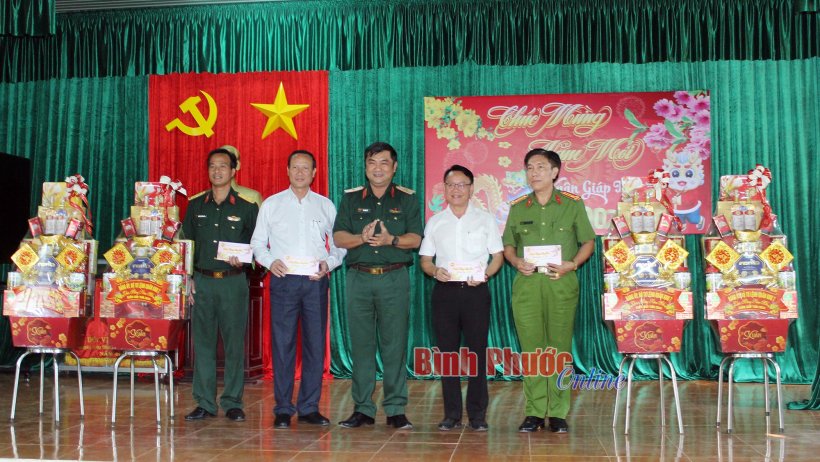 Bộ Tư lệnh Quân khu 7 thăm, tặng quà, chúc tết tại huyện Bù Đốp