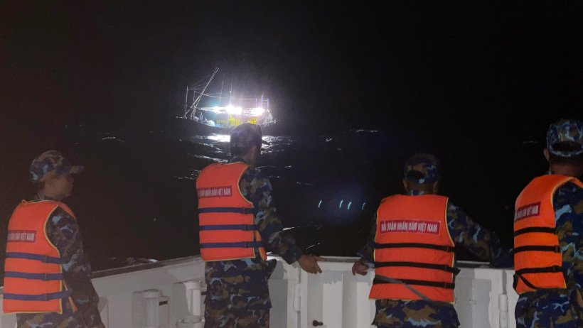 Bộ Tư lệnh Vùng 4 Hải quân cứu hộ kịp thời tàu cá bị nạn trên biển