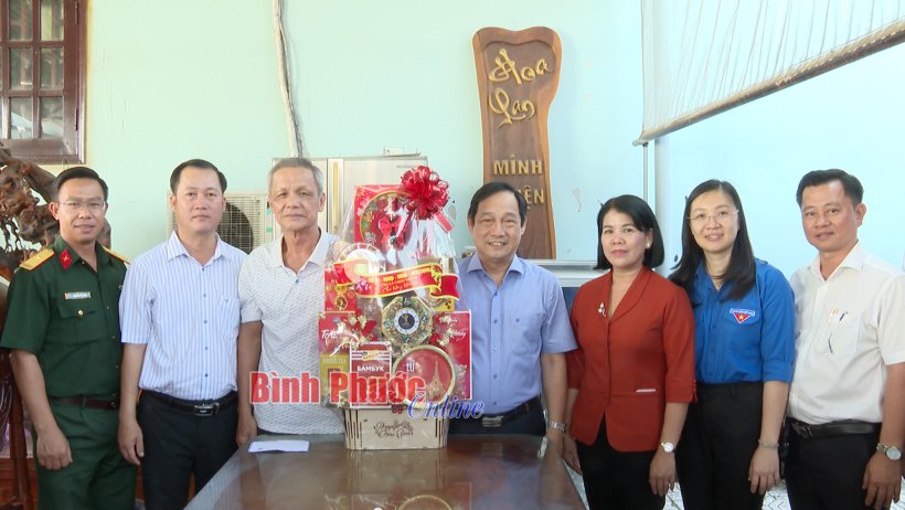 Chơn Thành: Tặng quà, chúc tết người có công