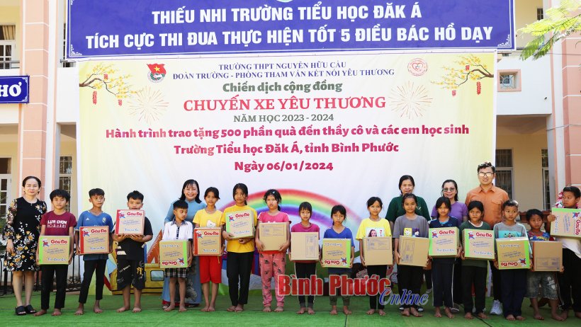 “Chuyến xe yêu thương” về với học sinh vùng sâu