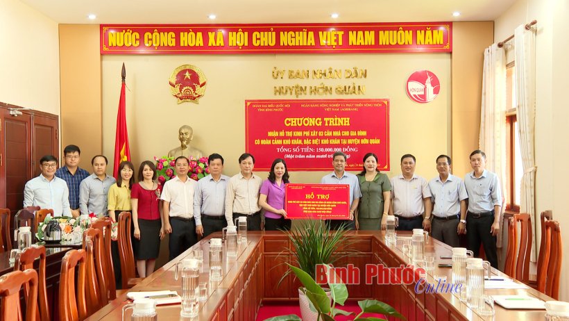 Đoàn đại biểu Quốc hội tỉnh chúc tết và tặng kinh phí xây nhà tại Hớn Quản