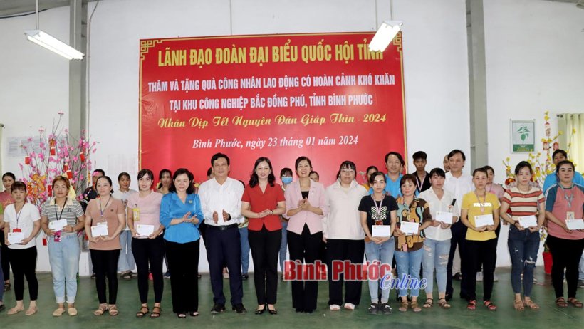 Đoàn đại biểu Quốc hội tỉnh tặng quà người khó khăn, công nhân lao động