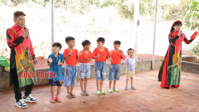 Đoàn Tình ca Bắc Sơn đem lời ca đến Trung tâm Bảo trợ xã hội tỉnh Bình Phước