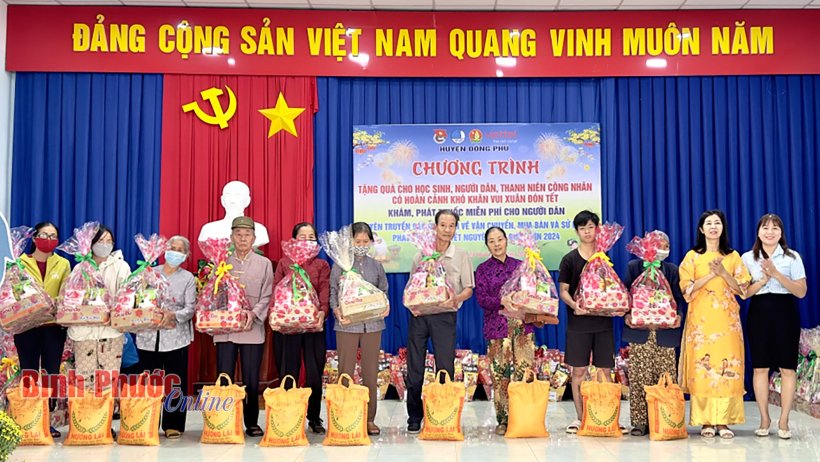 Đồng Phú: 100 phần quà tết, học bổng tặng học sinh, người dân khó khăn