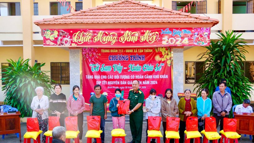 Gần 400 phần quà tết tặng gia đình khó khăn tại Lộc Ninh và Bù Đốp