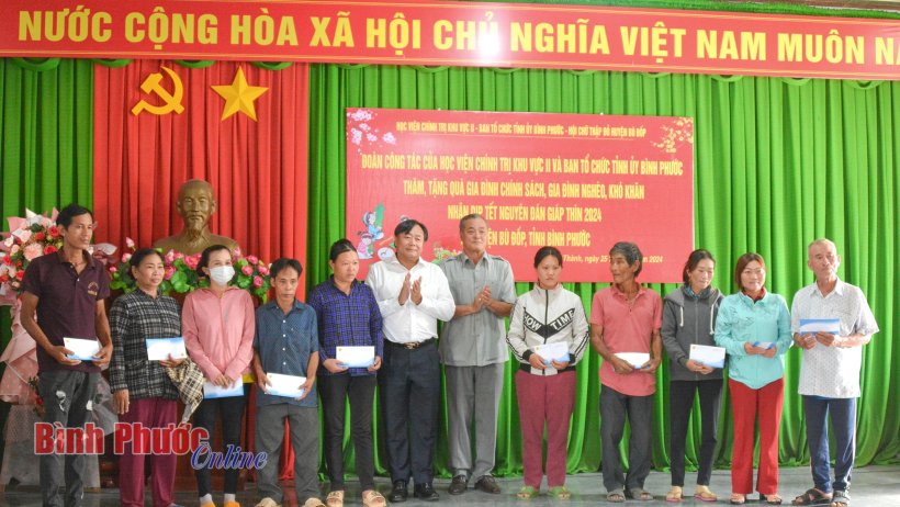 Học viện Chính trị khu vực II và Ban Tổ chức Tỉnh ủy Bình Phước tặng quà tại Bù Đốp