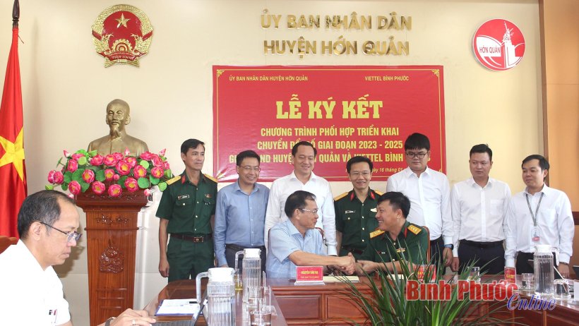 Hớn Quản và Viettel Bình Phước ký kết phối hợp chuyển đổi số