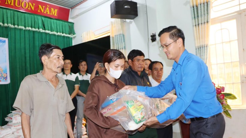 Mang xuân yêu thương về huyện biên giới Bù Gia Mập